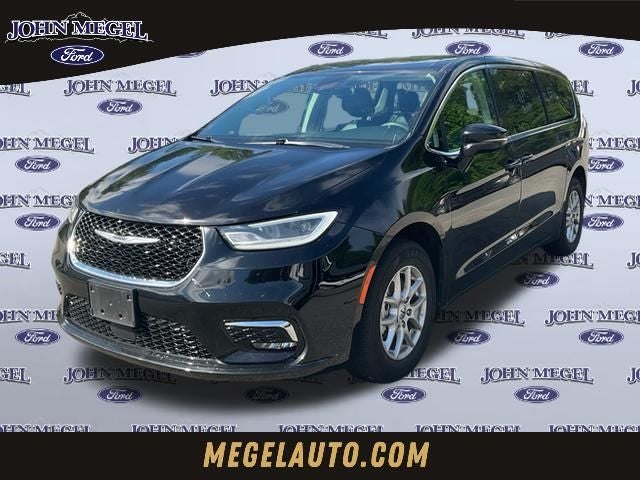 2024 Chrysler Pacifica Touring L's photo