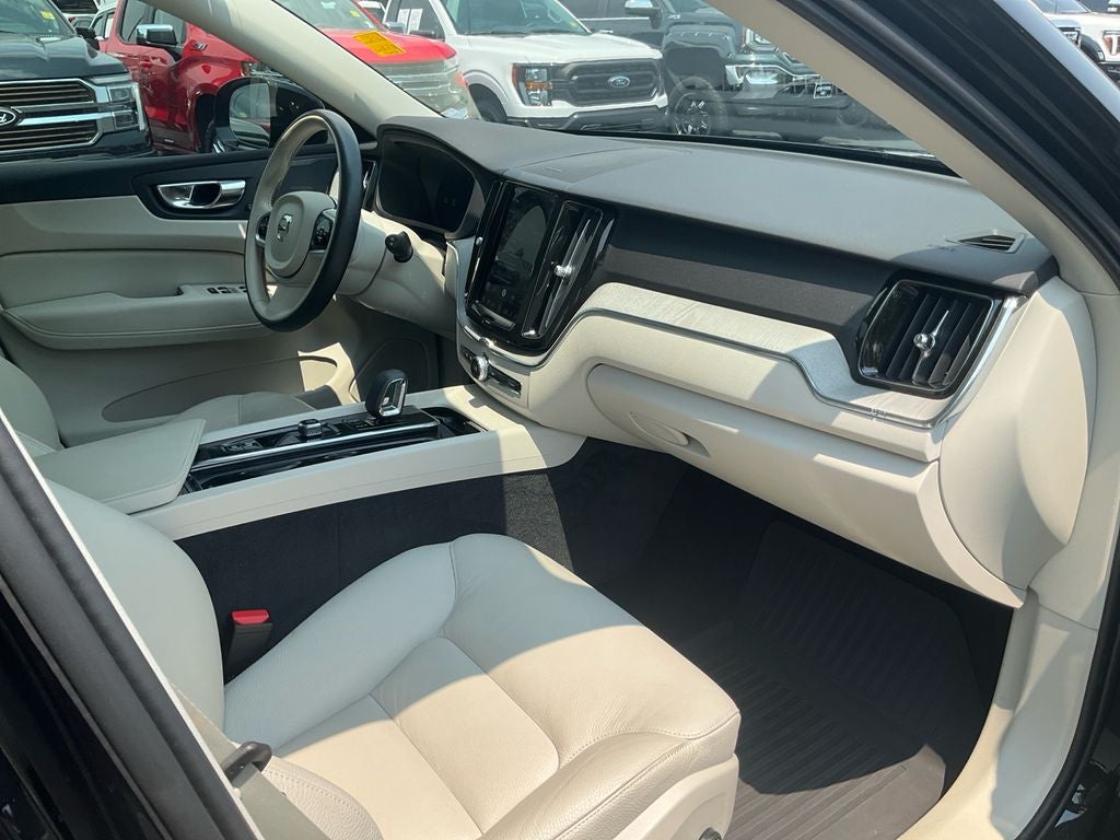 2024 Volvo XC60 B5 Plus Dark Theme