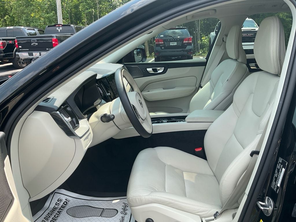2024 Volvo XC60 B5 Plus Dark Theme